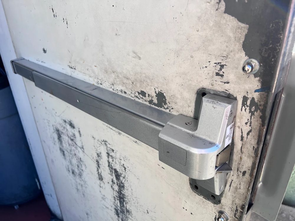 Commercial panic exit bar hardware